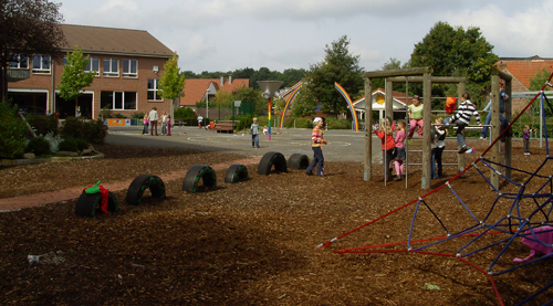 Schule September 2008: neuer Schulhof