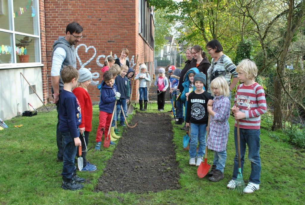 Wildblumenbeet anlegen, Klasse 2b, 27.10.2014