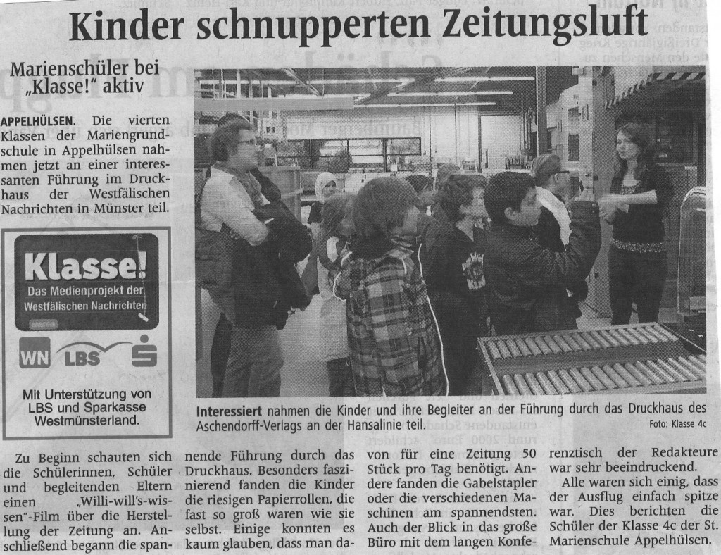 Kinder schnuppern Zeitungsluft