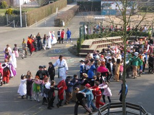 Polonaise auf dem Schulhof 2